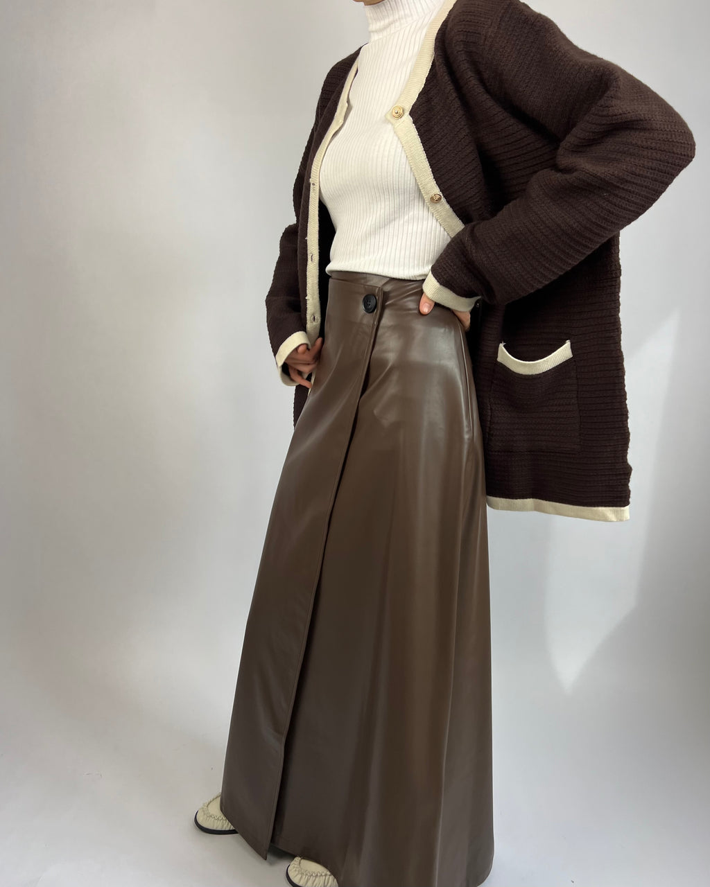 Ensemble chocolat et cuir taupe